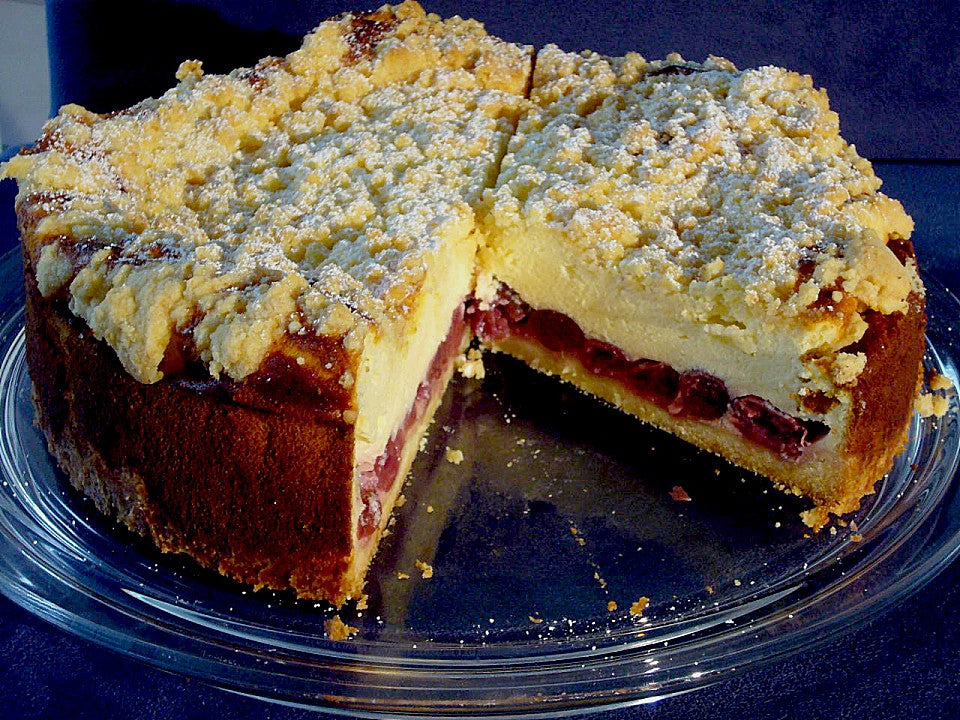 Streuseliger Käsekuchen mit Kirschen
