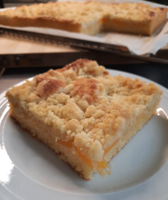 Saftiger Butter-Pfirsich-Kuchen mit Streuseln