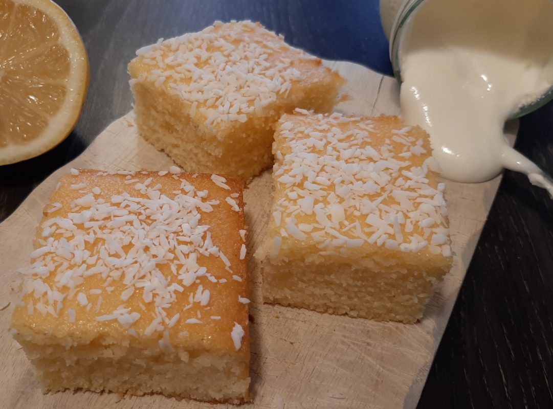 Einfacher Joghurt-Grießkuchen mit Sirup