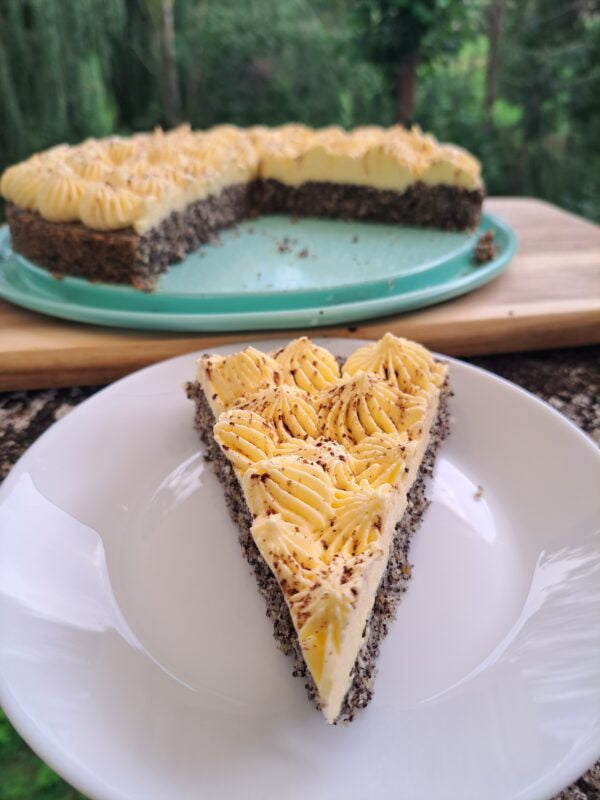 Tassenrezept für Mohnkuchen getoppt mit Paradiescreme
