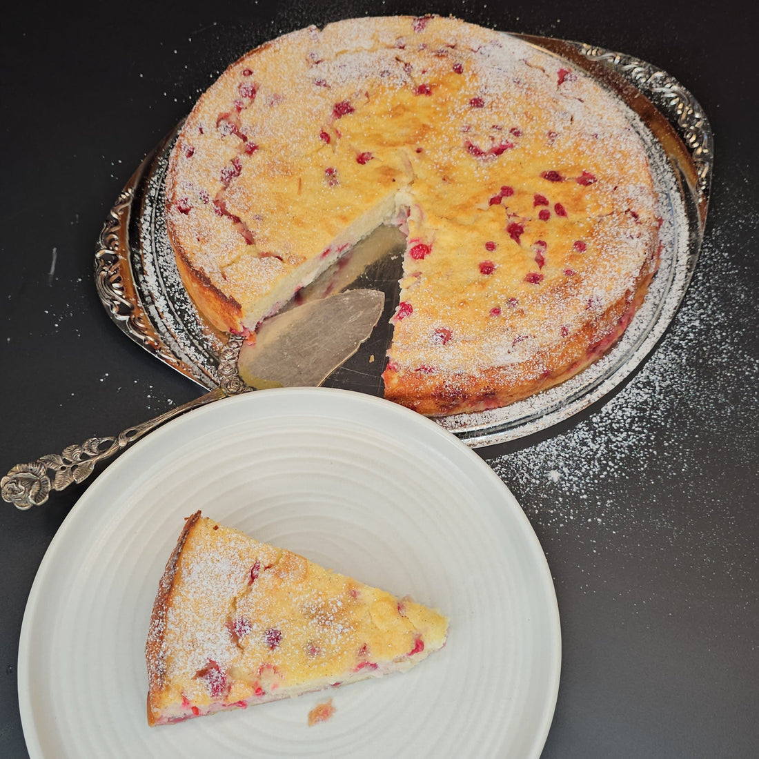 Joghurt-Grieß-Kuchen mit Johannisbeeren