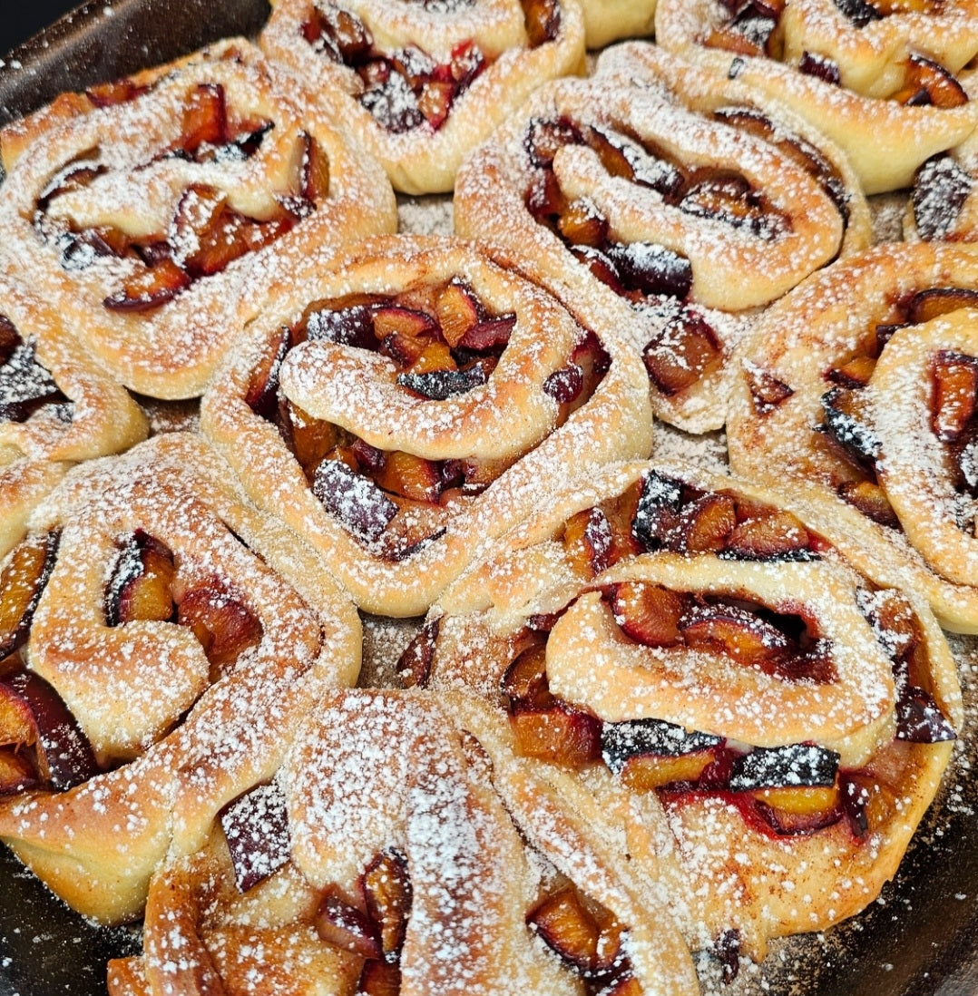 Fluffige Hefeschnecken mit Zwetschgen