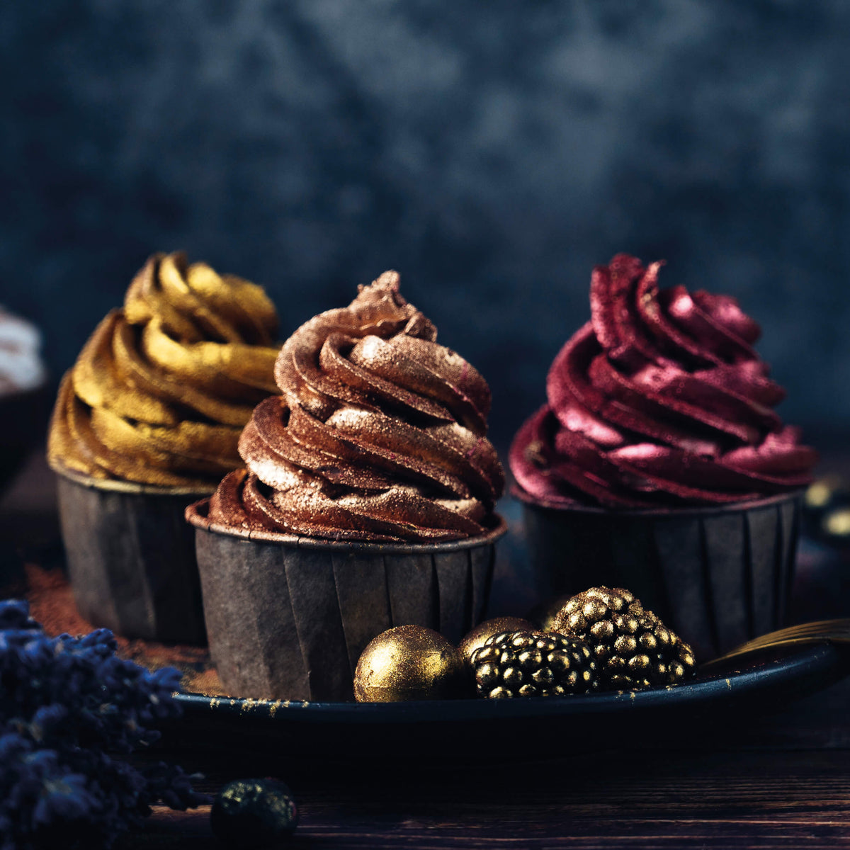 Cupcakes mit Metallic-Farbpulver 3-farbig gold/kupfer/bronze